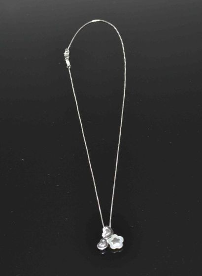 COLLIER en or gris orné de cœurs et de fleurs...