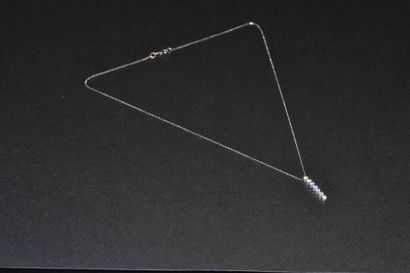 COLLIER en or gris et PENDENTIF BARRETTE...