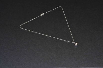 COLLIER en or gris et PENDENTIF orné d’une...