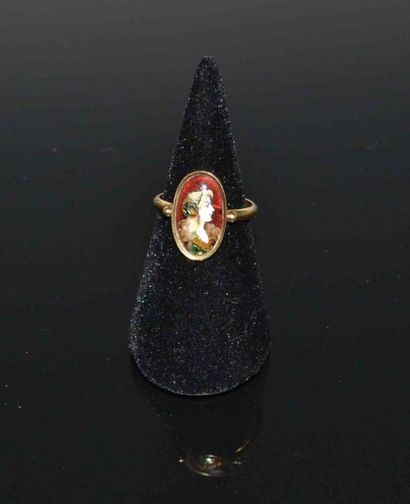 BAGUE en or jaune et EMAIL polychrome de...