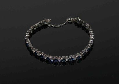 BRACELET LIGNE en or gris et saphirs ronds

Poids...