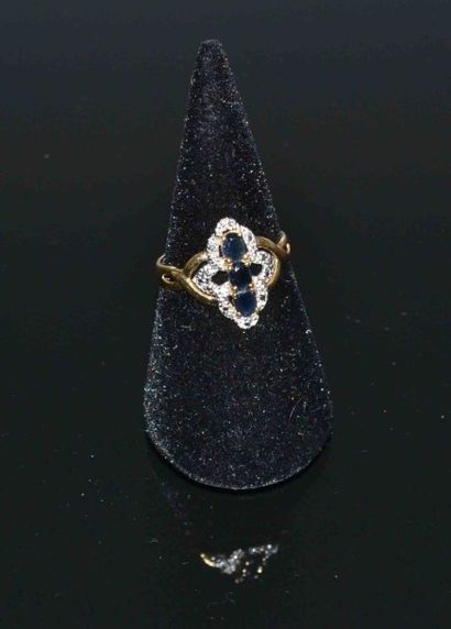 BAGUE en or jaune orné d’une ligne de trois...