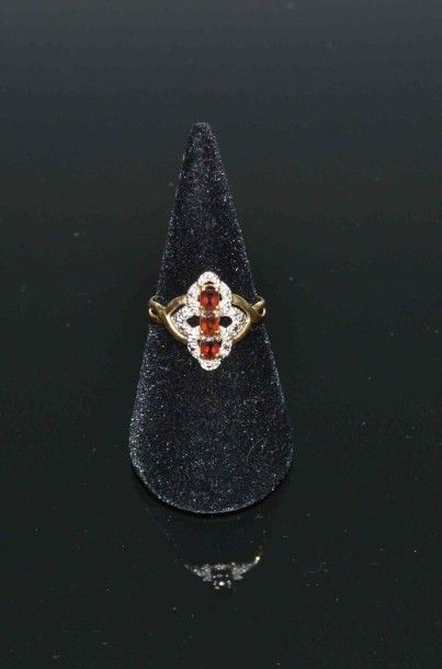 BAGUE en or jaune orné d’une ligne de trois...