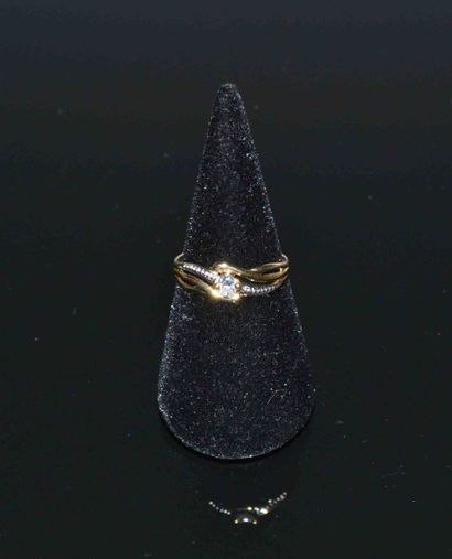 BAGUE en or jaune ornée d’une pierre blanche...
