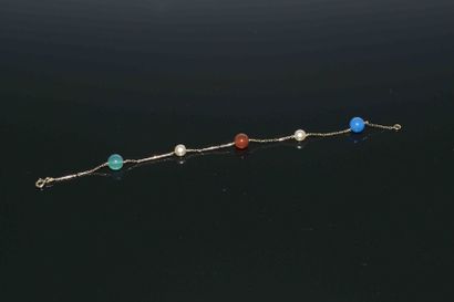 BRACELET en or jaune et perles de pierres...