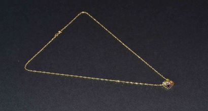 COLLIER en or jaune et son PENDENTIF orné...