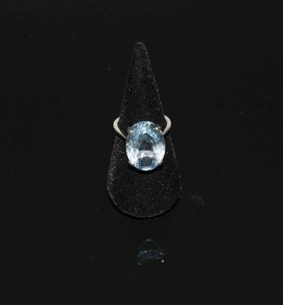 BAGUE en or gris serti d’une importante aigue...