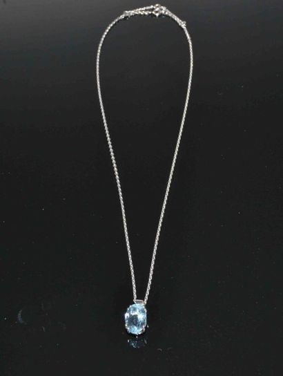 COLLIER en or gris serti d’une importante...