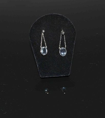 PAIRE DE BOUCKES d’OREILLES en or gris et...