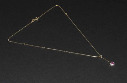 COLLIER en or jaune et son PENDENTIF CŒUR...