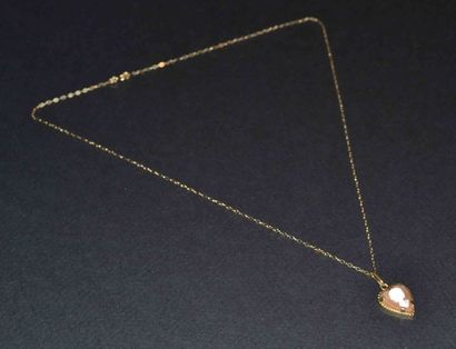 COLLIER en or jaune et son PENDENTIF CŒUR...