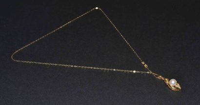 COLLIER en or jaune et son PENDENTIF orné...