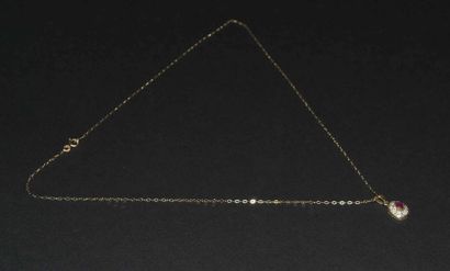 COLLIER en or jaune et son PENDENTIF orné...