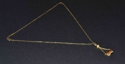 COLLIER en or jaune et son PENDENTIF orné...