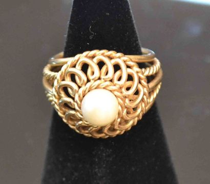 BAGUE en or jaune ajouré orné d’une perle

TDD :53

Poids...