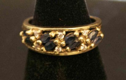BAGUE en or jaune serti de saphirs et diamants

TDD :49

Poids...