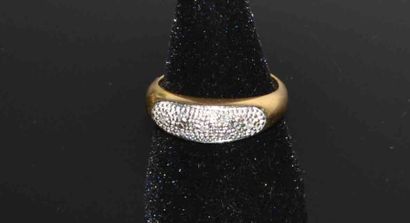 BAGUE JONC en or jaune serti d’un pavage...