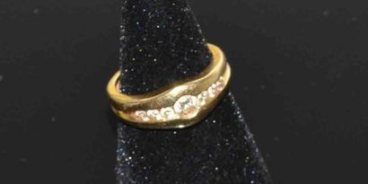 BAGUE en or jaune serti d’un diamant central...