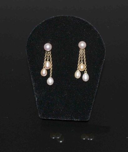 PAIRE DE PENDANTS d’oreilles en or jaune...