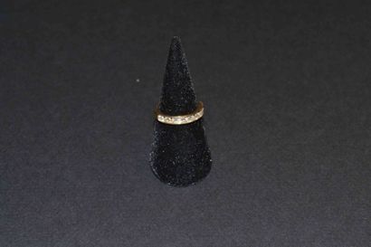 DEMI ALLIANCE en or jaune serti d’une ligne...