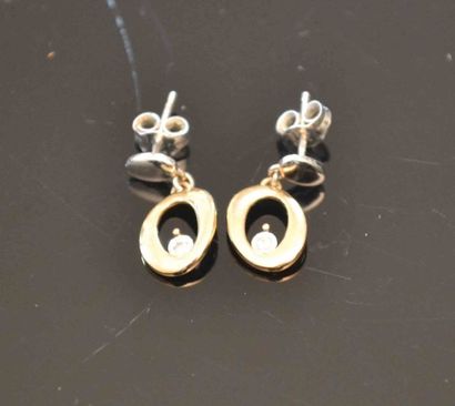 PAIRE DE PENDANTS d’OREILLES en or jaune...