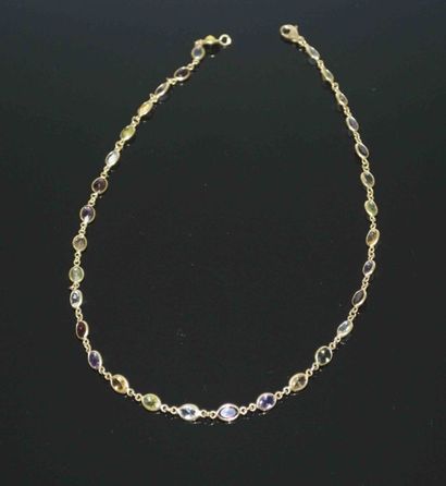 COLLIER en or jaune serti de pierres fines...