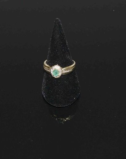 BAGUE en or jaune sertie d’une émeraude ovale...
