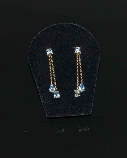PAIRE DE PENDANTS D’OREILLE en or jaune orné...