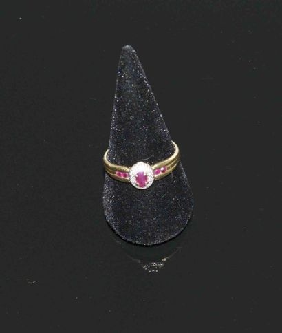 BAGUE en or jaune orné d’un rubis ovale entouré...