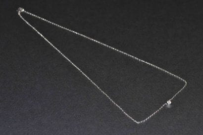 COLLIER en or gris serti en son centre d’un...