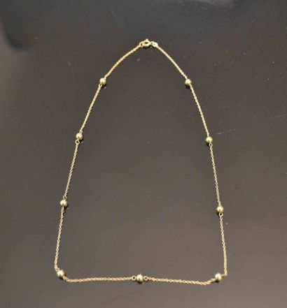 COLLIER en or jaune à maille ronde intercalée...