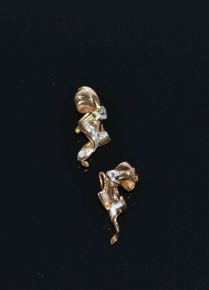 PAIRE DE CLIPS d’OREILLES en or jaune serti...