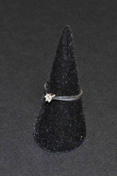 SOLITAIRE en or gris serti d’un diamant

TDD :54

Poids...