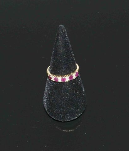 BAGUE en or jaune serti de diamants et rubis

TDD :...