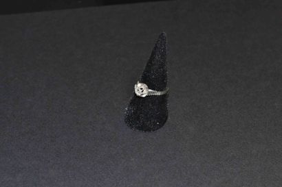SOLITAIRE en platine serti ‘un diamant monté...