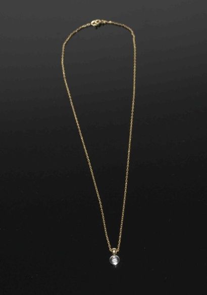 PENDENTIF en or blanc et jaune serti d’un...