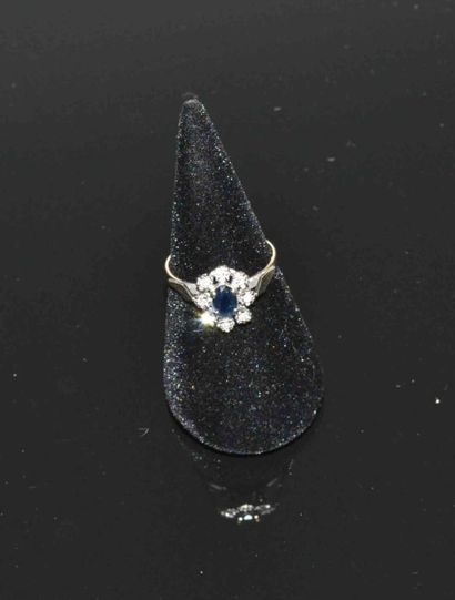 BAGUE en or gris serti d’un saphir ovale...