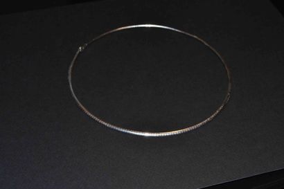 COLLIER RAS DE COU rigide en or gris 

Poids...