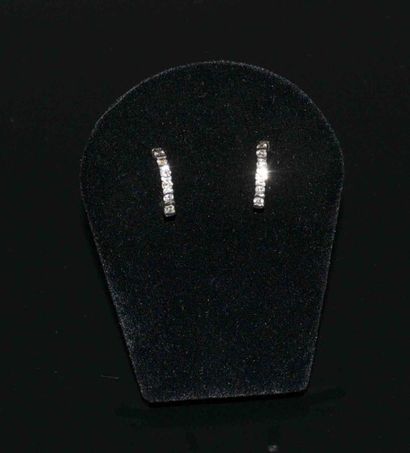 PAIRE DE CREOLES en or gris sertie de diamants

Poids...