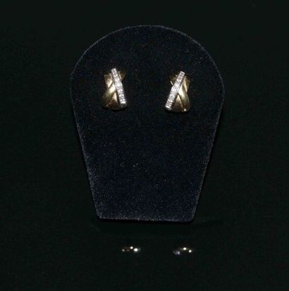 PAIRE DE CREOLES trois ors sertie de diamants...
