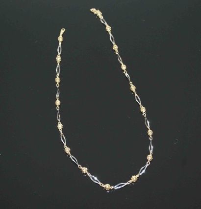 COLLIER en or gris et jaune à mailles alternées...