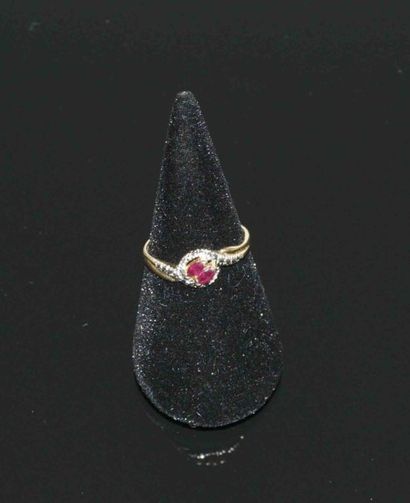 BAGUE en jaune serti de deux rubis ovales...
