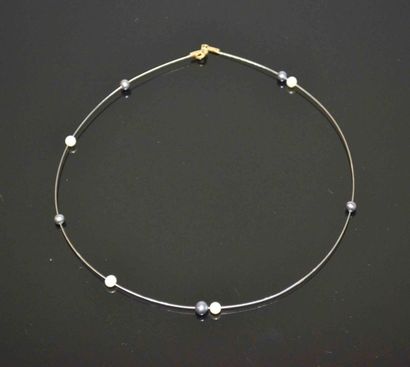 COLLIER CABLE orné de perles de culture blanches...