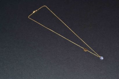 COLLIER en or jaune et son pendentif orné...
