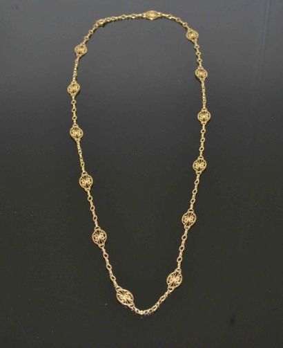 COLLIER en or jaune à maille ajourée et maillons...