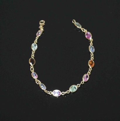 BRACELET en or jaune, orné de pierres fines...