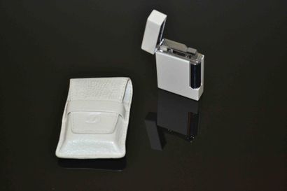 BRIQUET en laque blanche 

Signé Dupont dans...