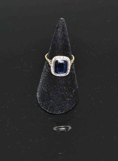 BAGUE en or gris sertie d’une pierre bleue...