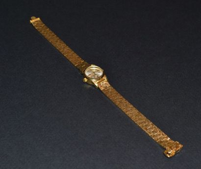 BRACELET MONTRE DE DAME en or jaune, le cadran...