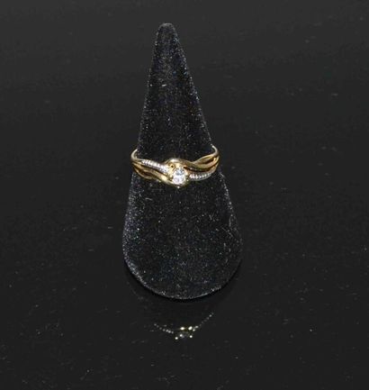 BAGUE en or gris et jaune ajouré serti d’un...